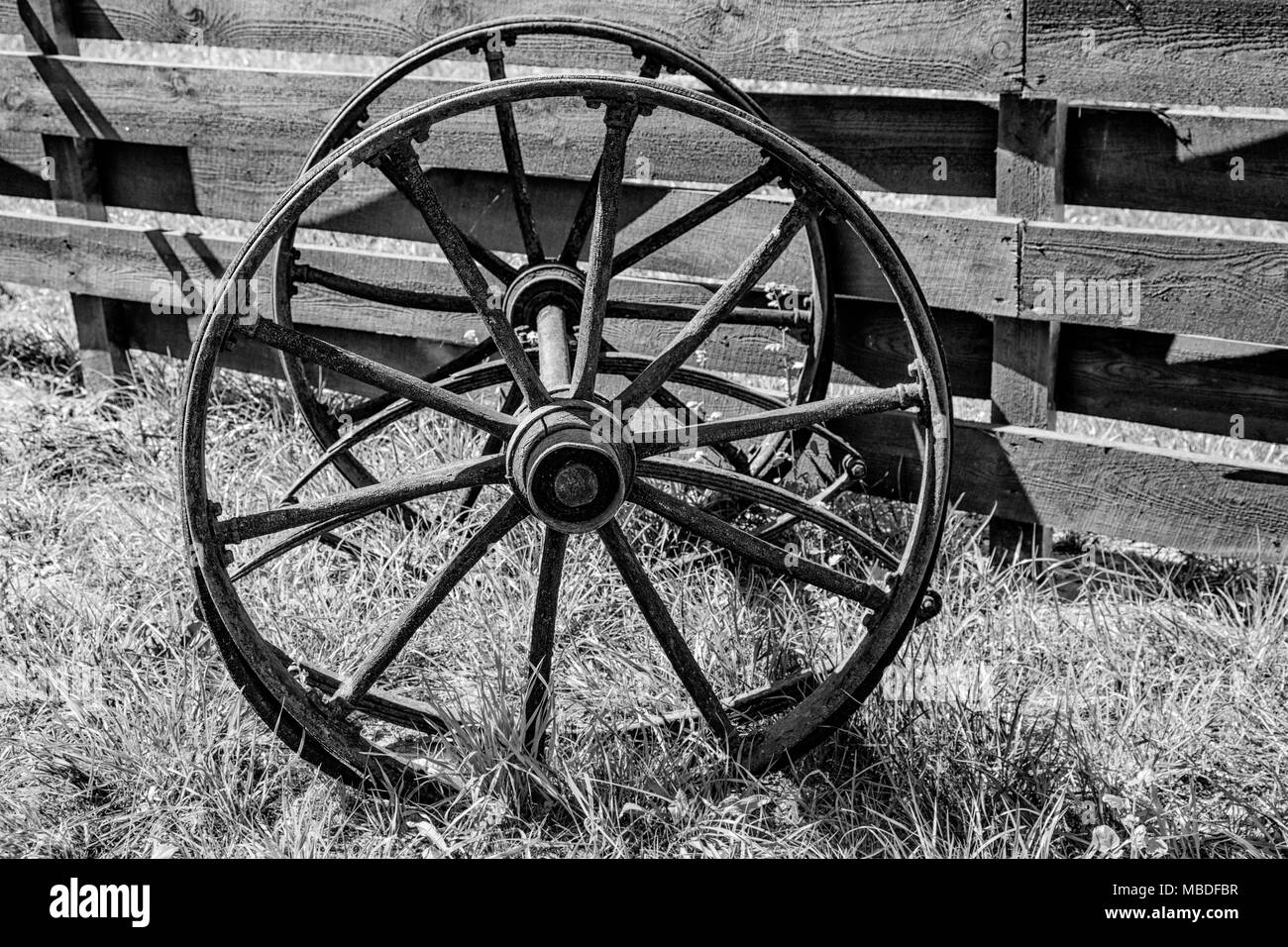 Ruote Di Carro In Legno Ruote di carro antico in legno Foto e Immagini Stock in Bianco e Nero
