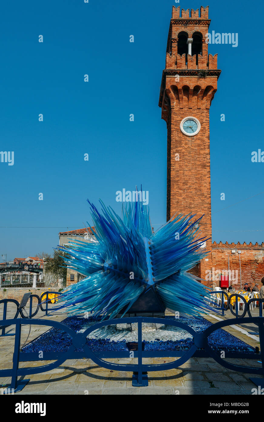 Moderni lavori artistici in vetro scultura di Simone Cenedese sotto antica torre dell orologio nell' isola di Murano Foto Stock