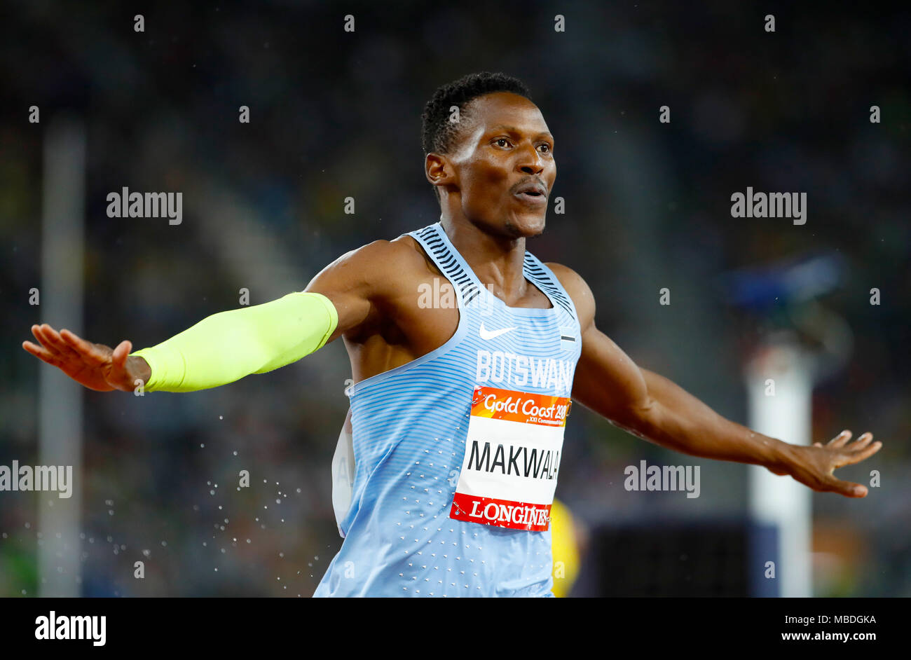 Del Botswana Isaac Makwala celebra vincere l'oro negli uomini 400m Finale allo stadio di Carrara durante il giorno sei del 2018 Giochi del Commonwealth in Gold Coast, Australia. Foto Stock