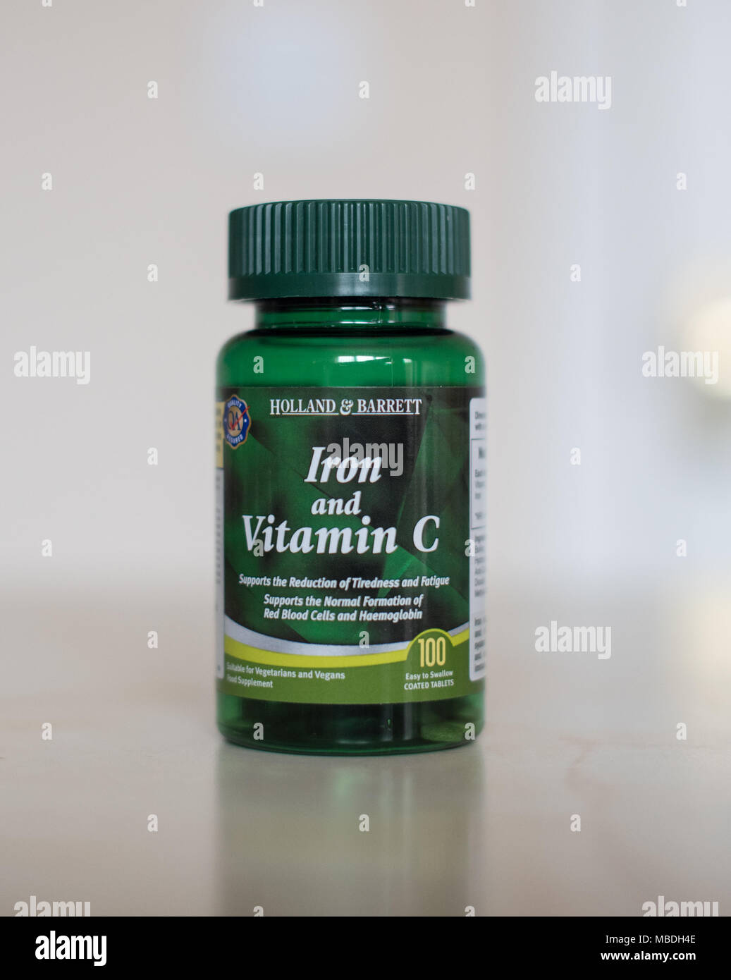 La vitamina C & supplementi di ferro in una bottiglia trasparente pieno di piccole tavolette per farvi sentire meglio Foto Stock