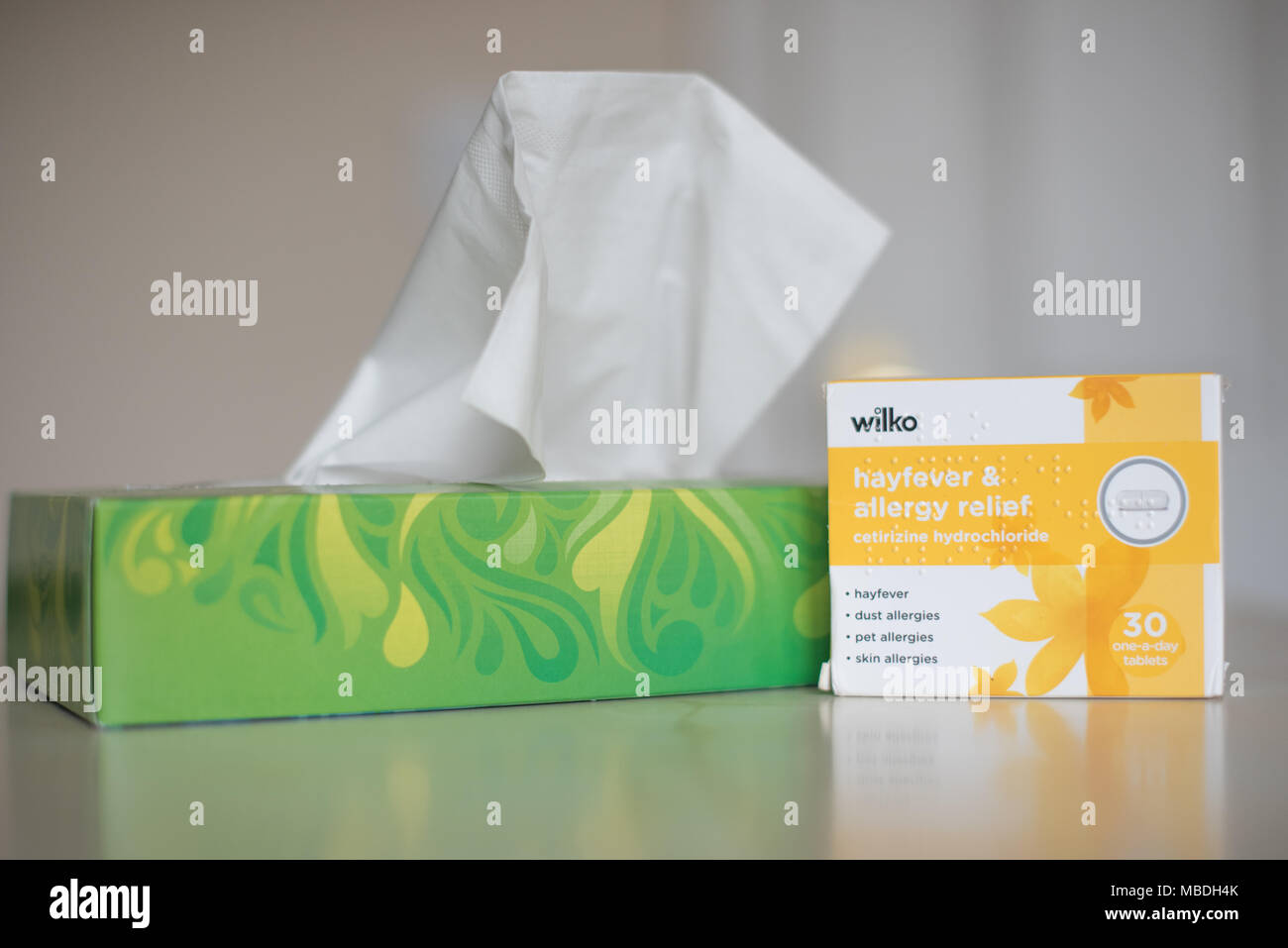 La febbre da fieno compresse e una scatola di tessuti per persone con allergie come ci dirigiamo verso i mesi estivi quando le persone soffrono la maggior parte Foto Stock