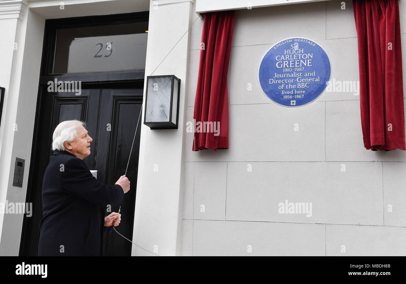 Sir David Attenborough svela un patrimonio Inglese targa blu a Sir Hugh Carleton-Greene, direttore generale della BBC durante gli anni sessanta al suo ex casa di Holland Park, West London. Foto Stock