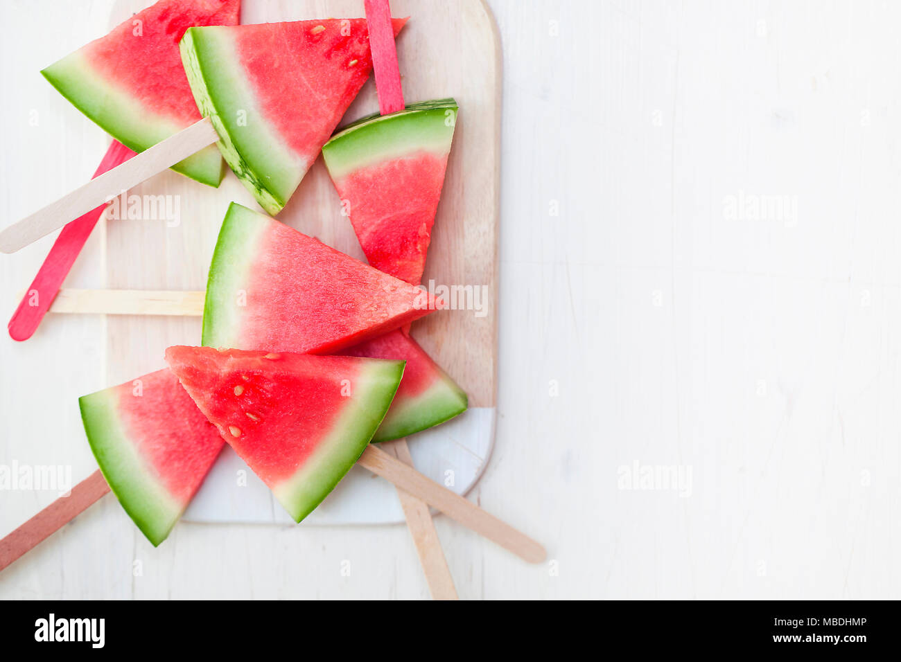 Wassermelonen Stücke auf Stiele aufgespießt Foto Stock