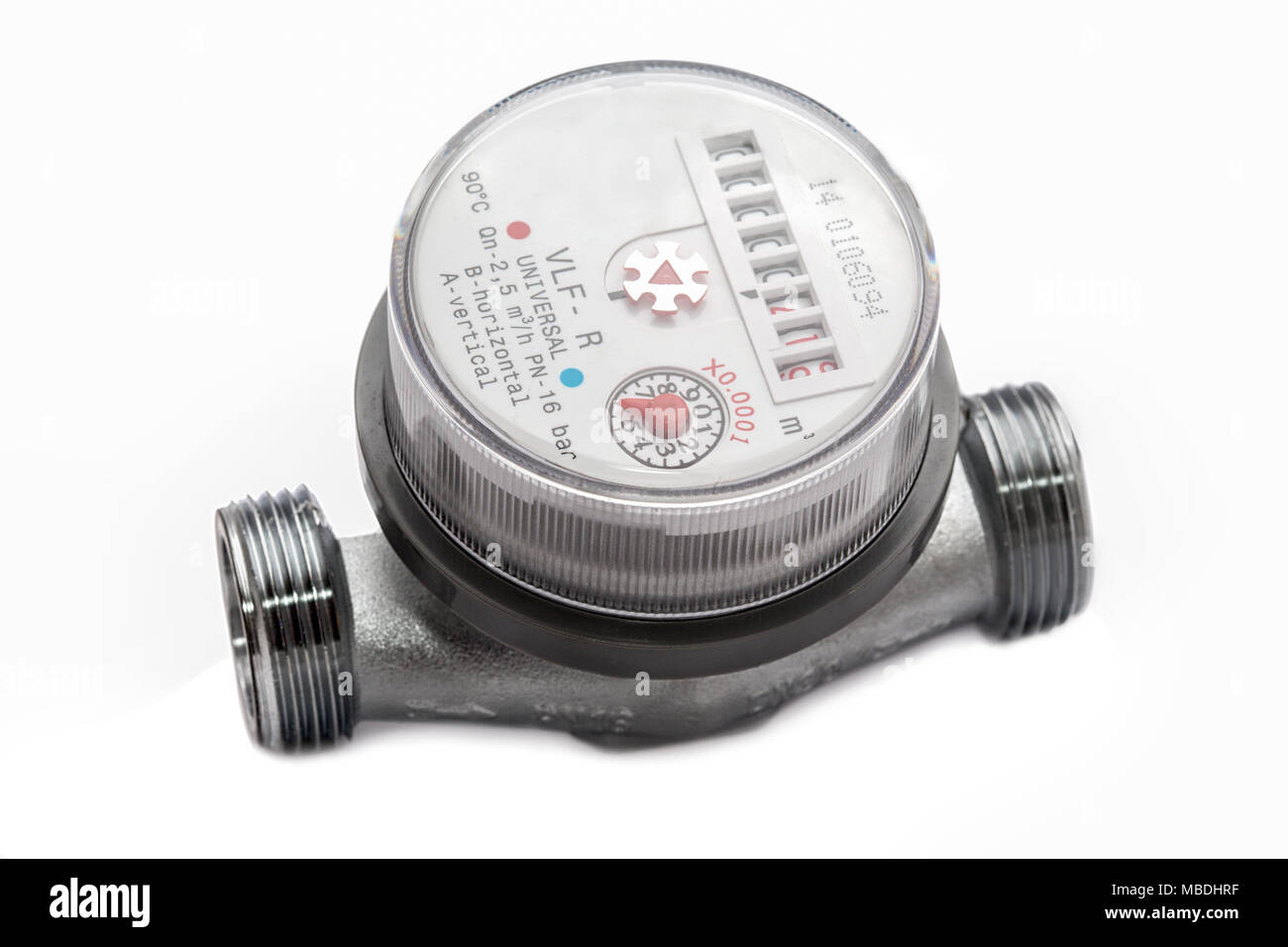 Acqua misuratore di close-up isolati su sfondo bianco Foto Stock