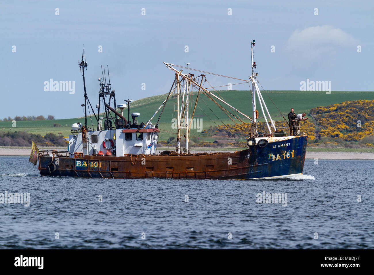 Barca da pesca in Moray Firth in direzione di Inverness. Preso dal punto Chanonry sulla Black Isle, Scozia. Foto Stock
