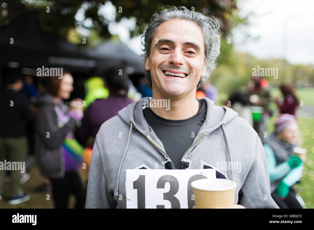 Ritratto maschile sorridente maratoneta acqua potabile Foto Stock