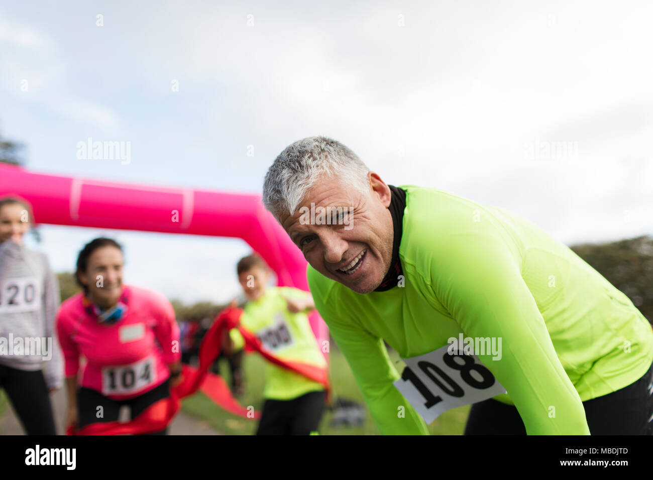 Ritratto maschile stanco maratoneta in appoggio Foto Stock