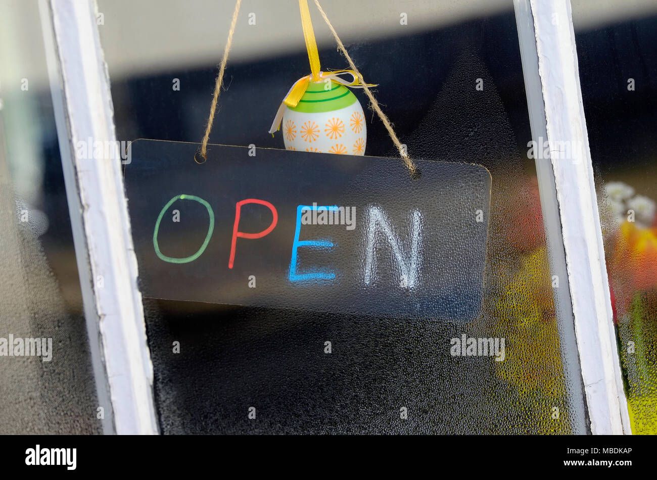 Aprire il segno nella finestra cafe, Norfolk, Inghilterra Foto Stock