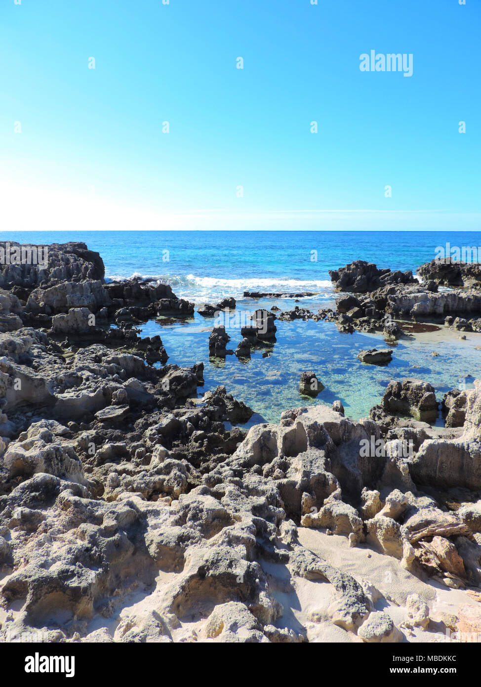 Estate Mare scena con rocce o coste e acque turchesi. Isola di Ibiza paesaggio. Foto Stock