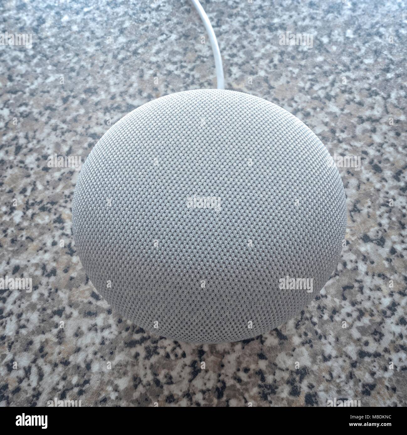 Vista aerea di una home page di Google Mini con cavo. Foto Stock
