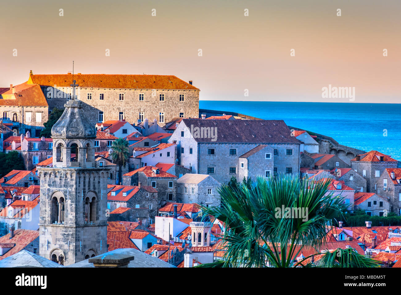 Vista panoramica di architettura nella vecchia città di Dubrovnik, famoso centro storico in Croazia. Foto Stock