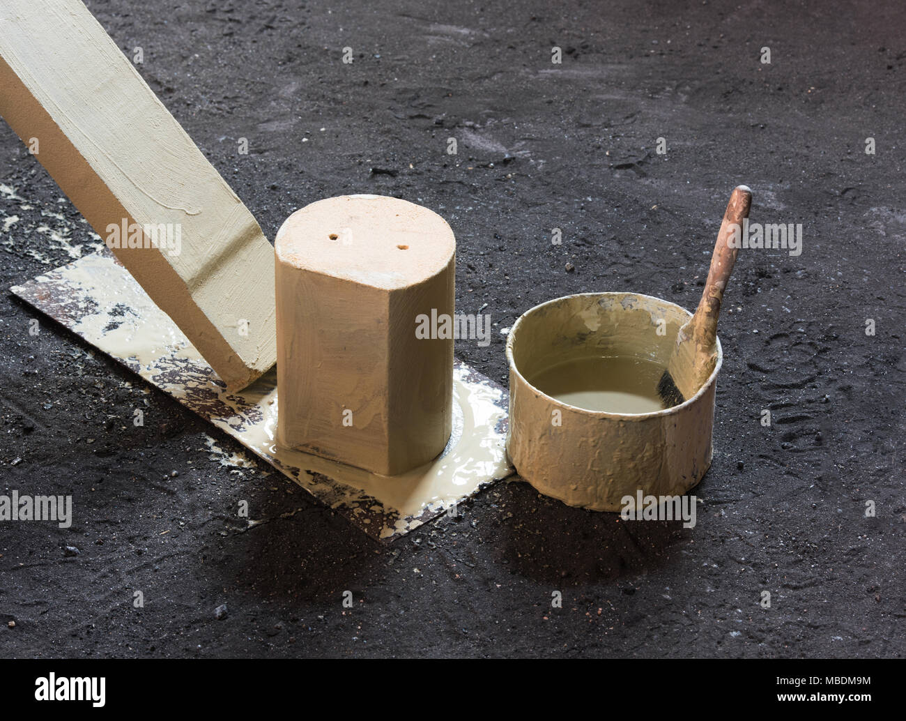 Casella di vernice e spazzola verniciato Foto Stock