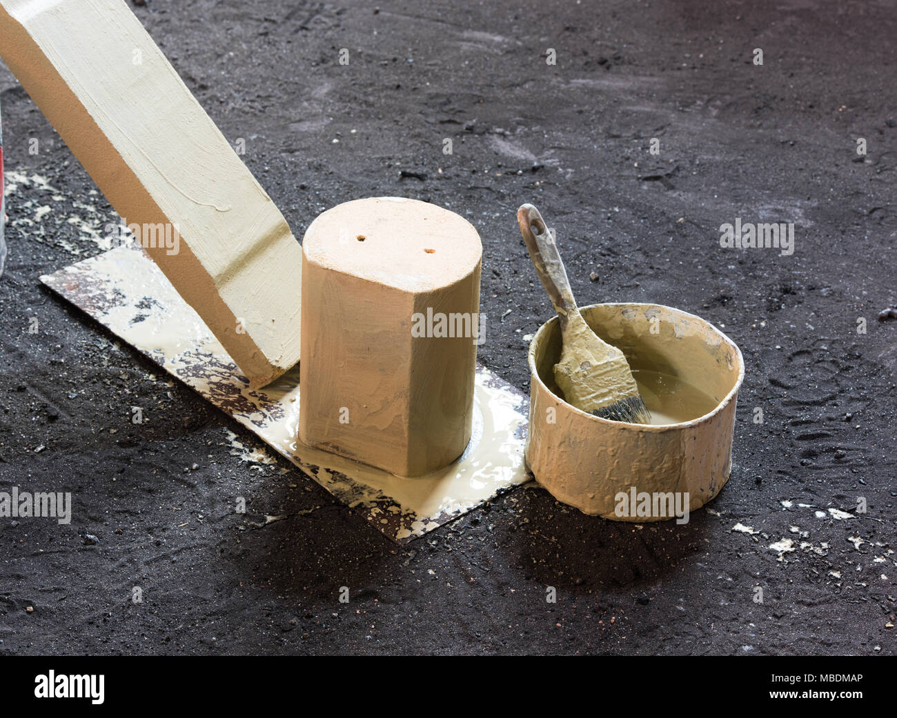 Casella di vernice e spazzola verniciato Foto Stock