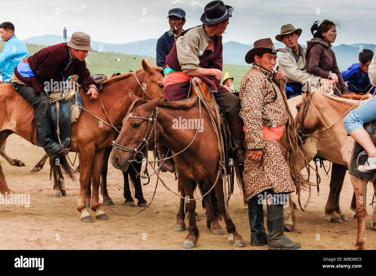 Khui Doloon Khudag, Mongolia - Luglio 12, 2010: mongoli a Nadaam (Mongolia il più importante festival) corsa di cavalli sulla steppa vicino a Ulaanbaatar Foto Stock