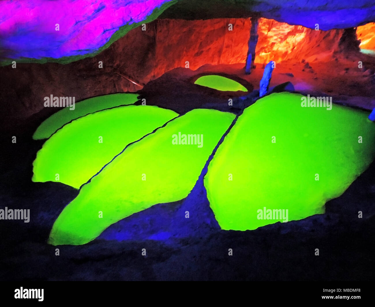 Dripstone grotta con lago sotterraneo o piscine.grotta illuminata sul isola di Ibiza. Foto Stock