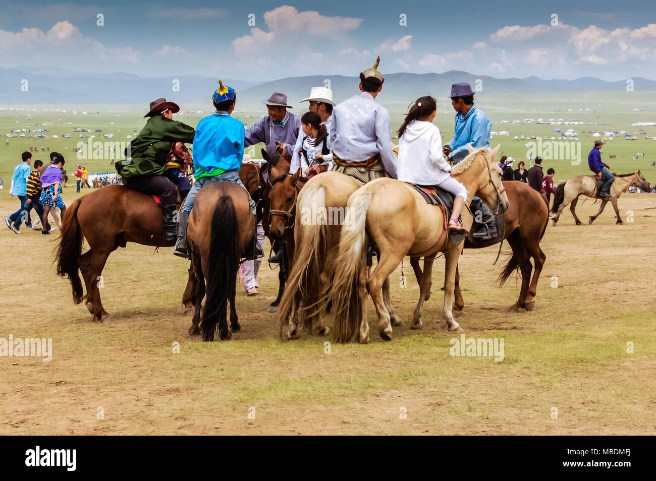Khui Doloon Khudag, Mongolia - Luglio 12, 2010: gli spettatori a Nadaam (Mongolia il più importante festival) corsa di cavalli sulla steppa vicino a Ulaanbaatar Foto Stock