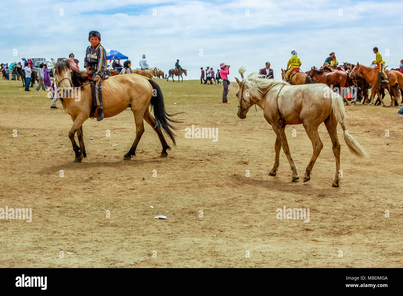 Khui Doloon Khudag, Mongolia - Luglio 12, 2010: Cavallo fantini al Nadaam (Mongolia il più importante festival) corsa di cavalli sulla steppa vicino a Ulaanbaatar Foto Stock