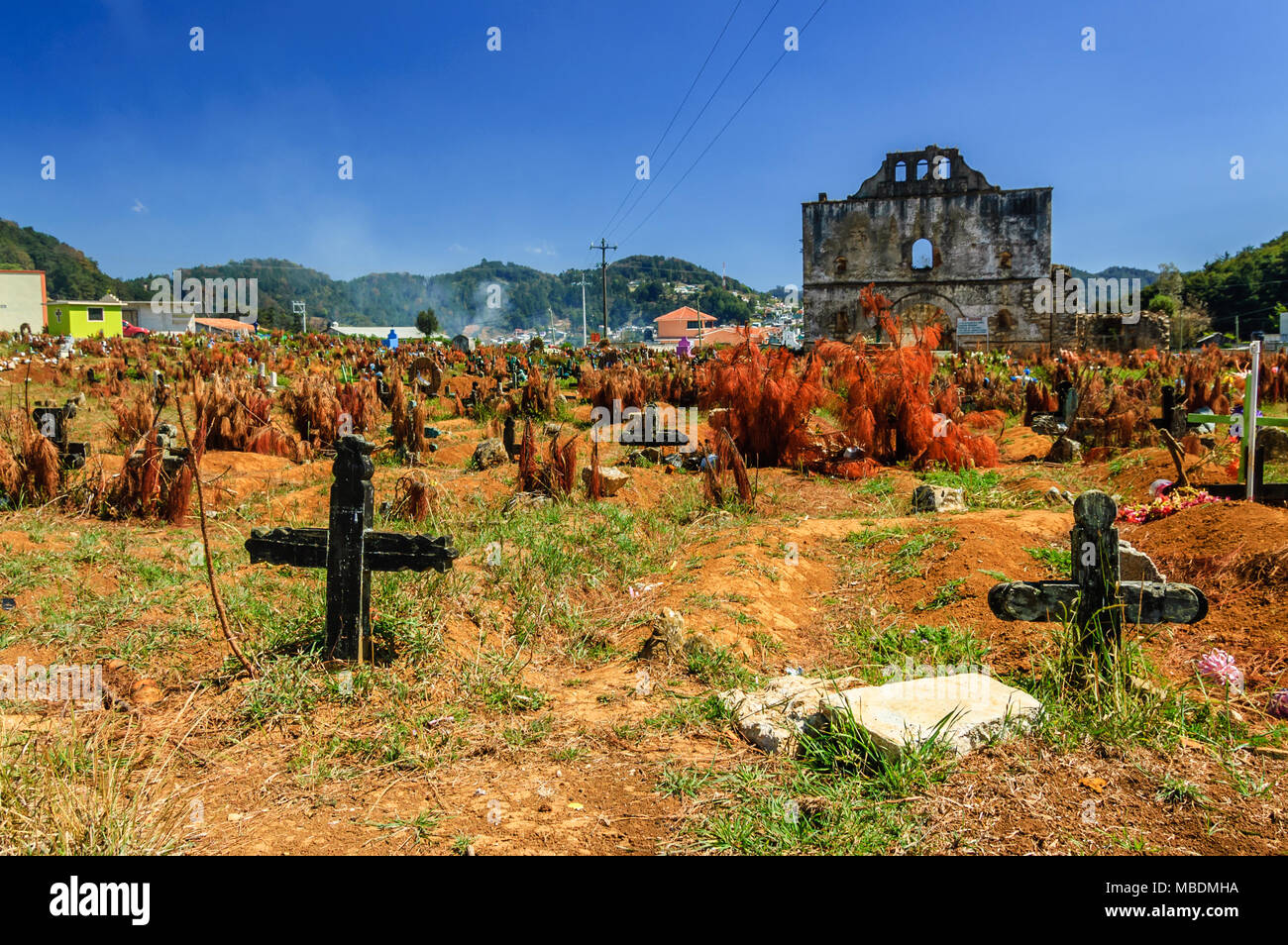 San Juan Chamula, Messico - Marzo 25, 2015: diruta chiesa e cimitero di San Juan Chamula una città indigena Foto Stock