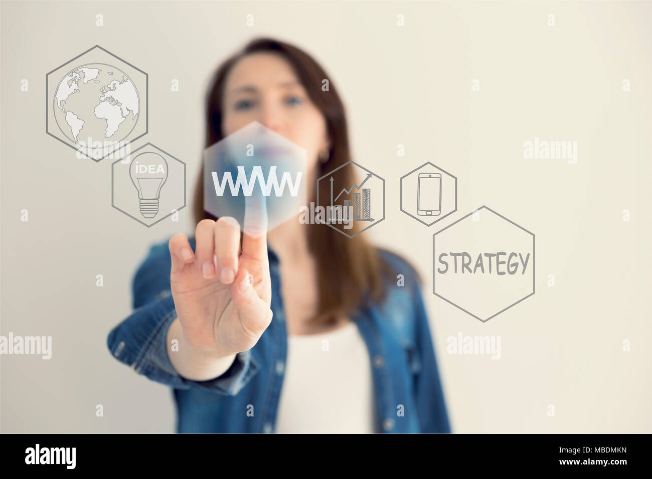 WWW concetto con mano, premendo un pulsante sul sfocato sfondo astratto. L'immagine astratta del punto a mano per il business ologramma virtuale. Futuro Foto Stock