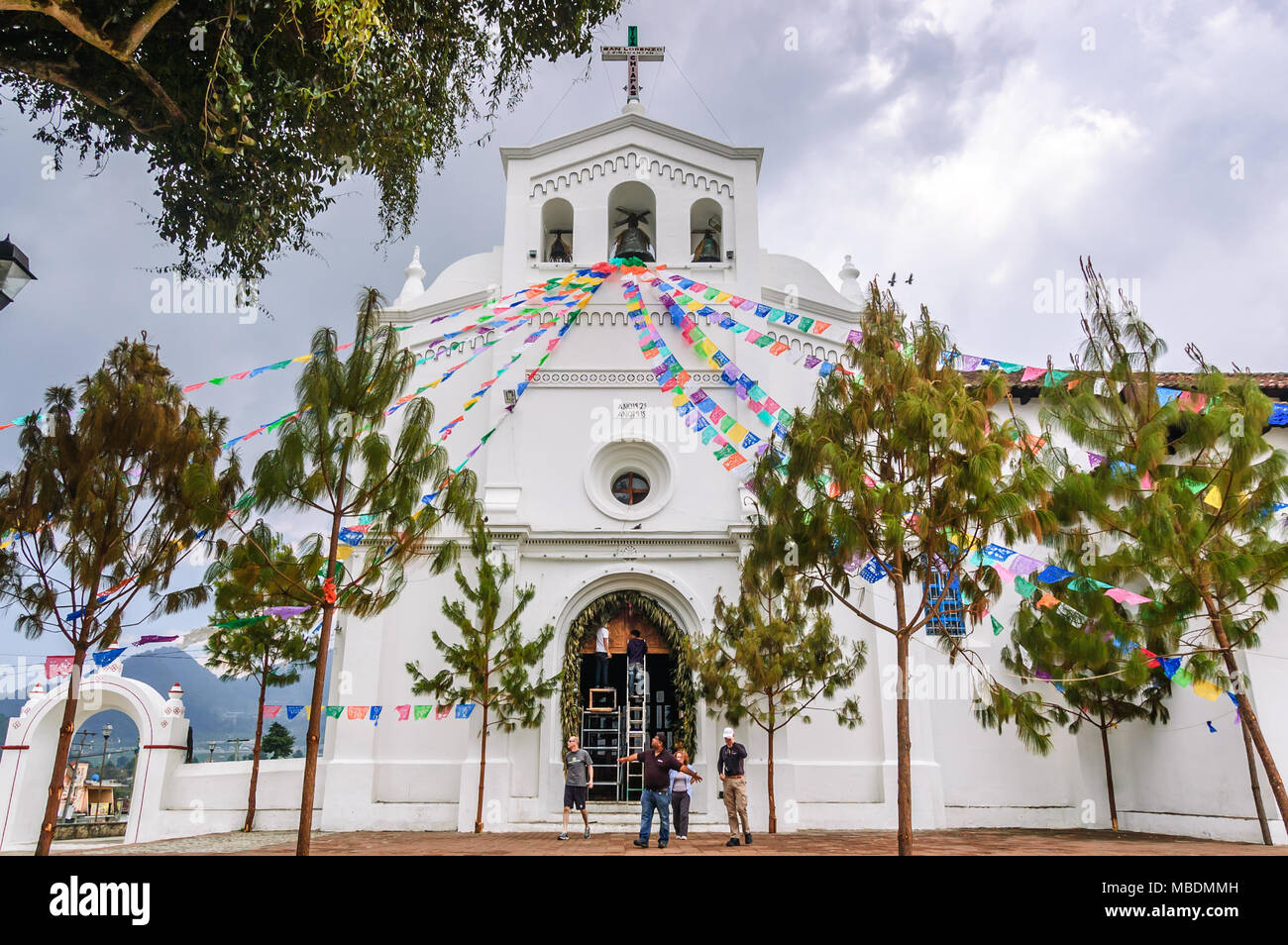 San Lorenzo de Zinacantan, Messico - Marzo 25, 2015: San Lorenzo de Zinacantan chiesa, in Tzotzil indigeni villaggio Maya Foto Stock