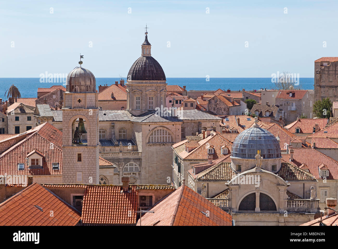 Vista della Torre dell'orologio, la cattedrale e San Biagio la chiesa dalle mura della città, città vecchia, Dubrovnik, Croazia Foto Stock