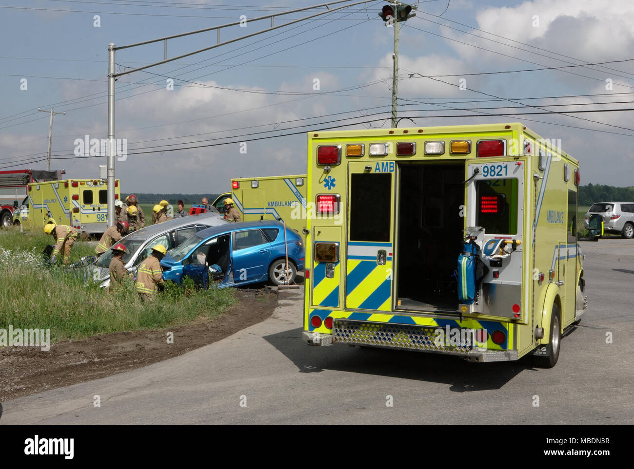 Il personale dei servizi di emergenza presso la scena di due incidenti automobilistici in Rawdon, Quebec, Canada. Foto Stock