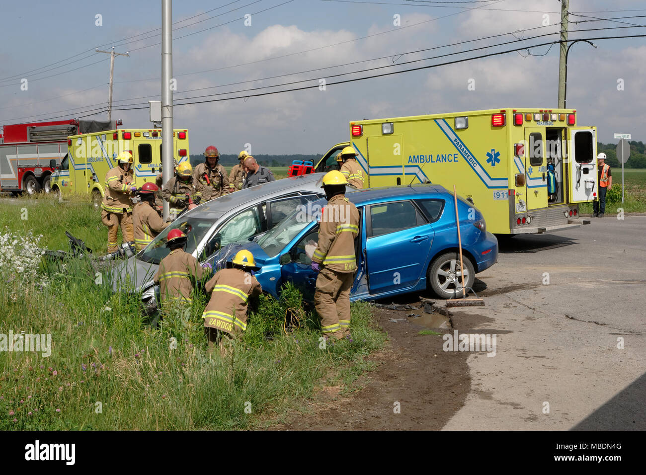Il personale dei servizi di emergenza presso la scena di due incidenti automobilistici in Rawdon, Quebec, Canada. Foto Stock