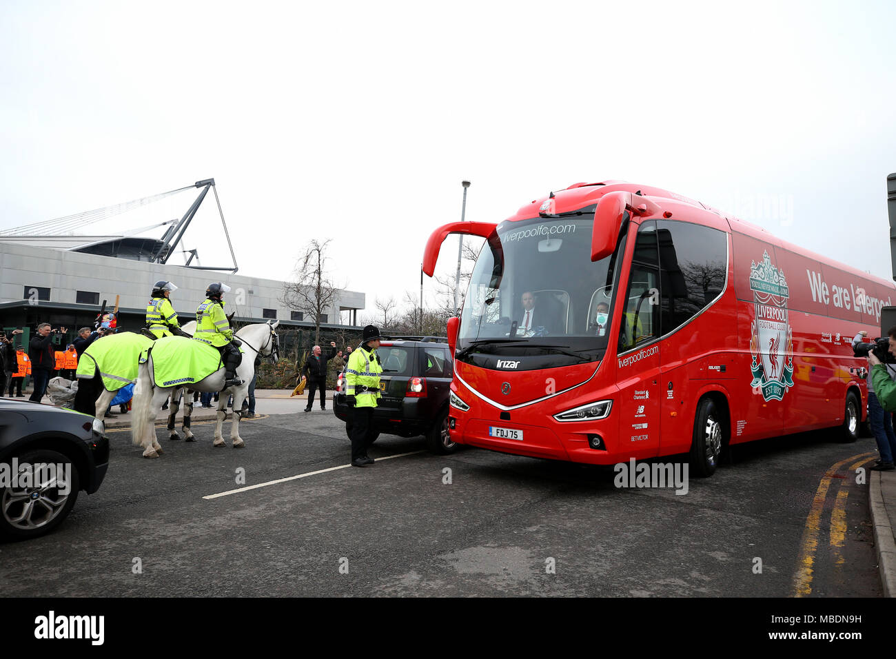 Il Liverpool arriva in autobus per la UEFA Champions League quarti di finale presso l'Etihad Stadium e Manchester. Foto Stock