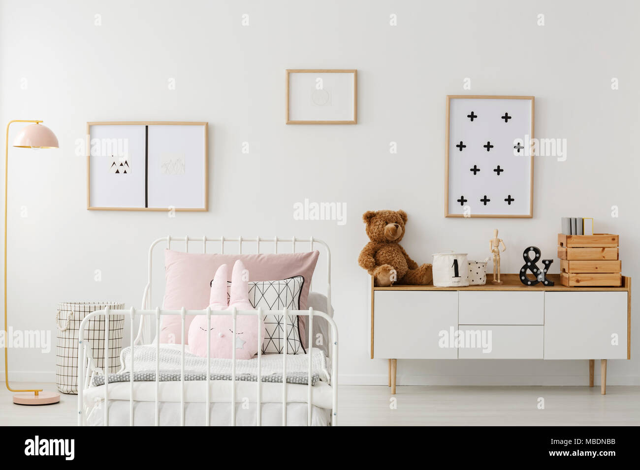 Orso di peluche su bianco armadio a muro contro muro con poster in camera per ragazzi interno con mockup Foto Stock