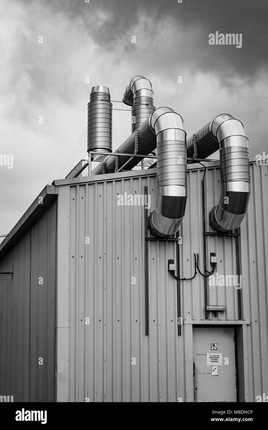 Immagine in bianco e nero di industriale / impianto di produzione del sistema di scarico. Metafora Regno Unito industria leggera. Foto Stock