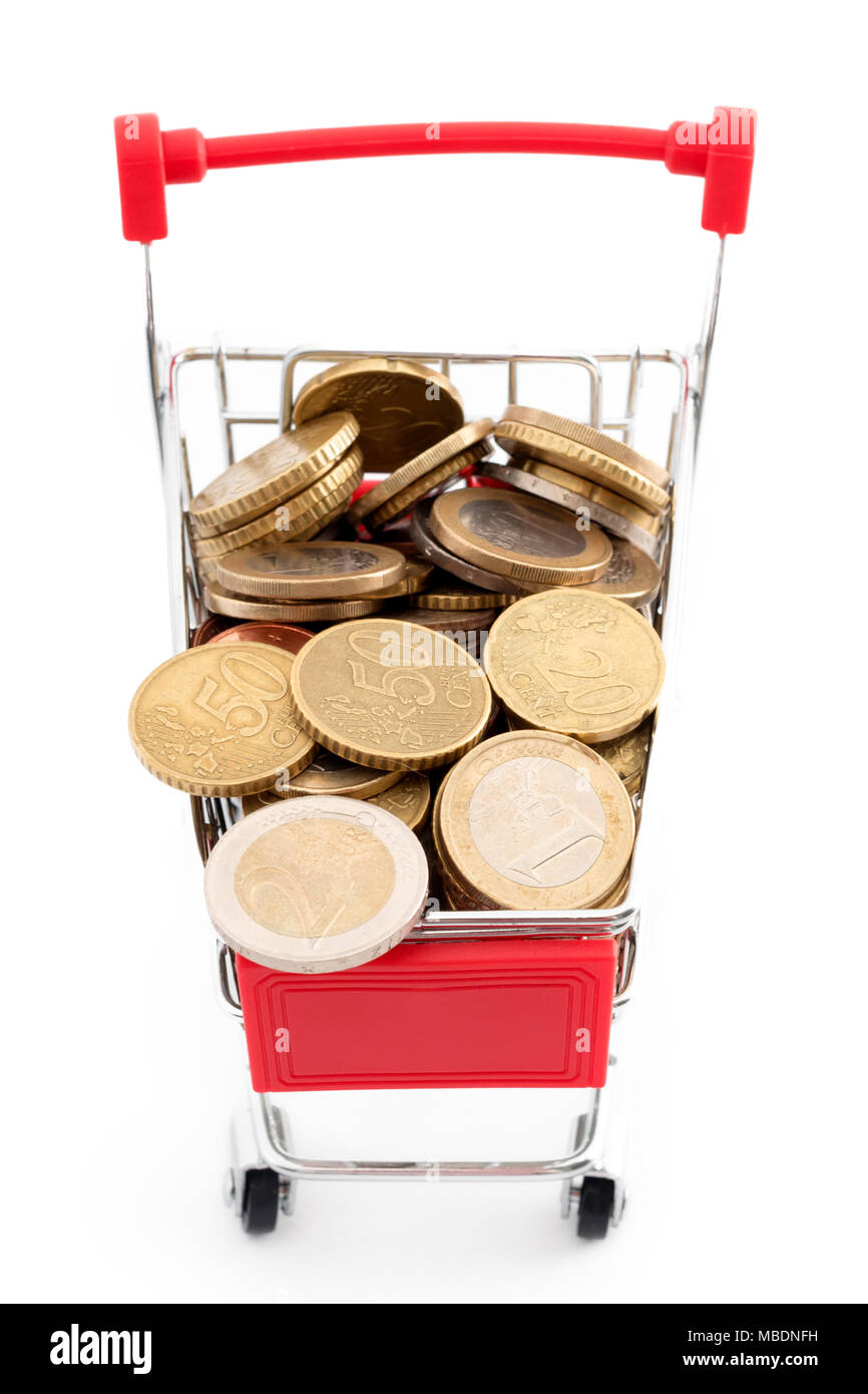 Carrello con le monete in euro in su sfondo bianco. Supermercato shopping, vendita e cash back tema. Foto Stock