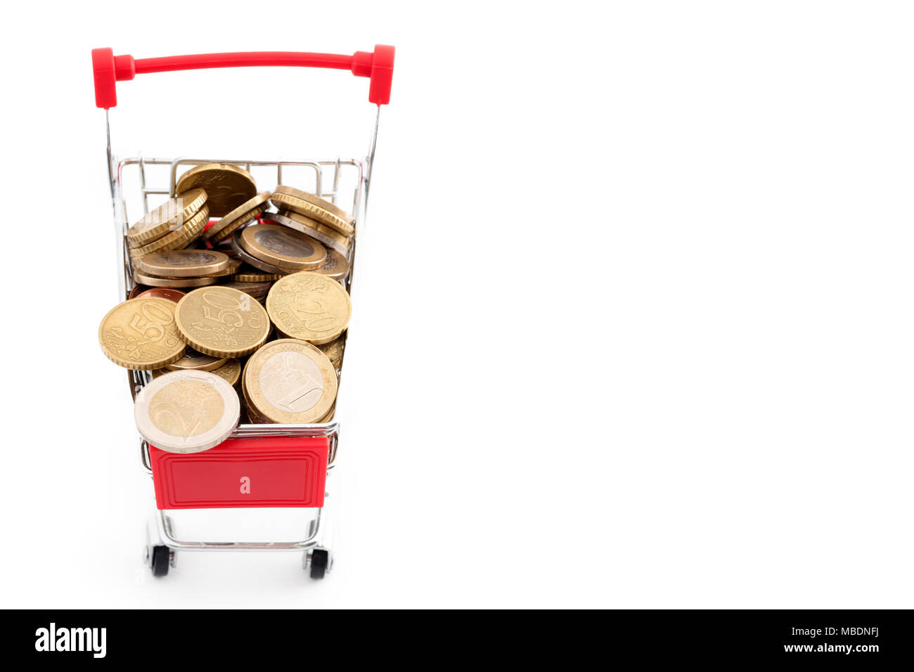 Carrello con le monete in euro in su sfondo bianco. Supermercato shopping, vendita e cash back tema. Copyspace per il testo. Foto Stock