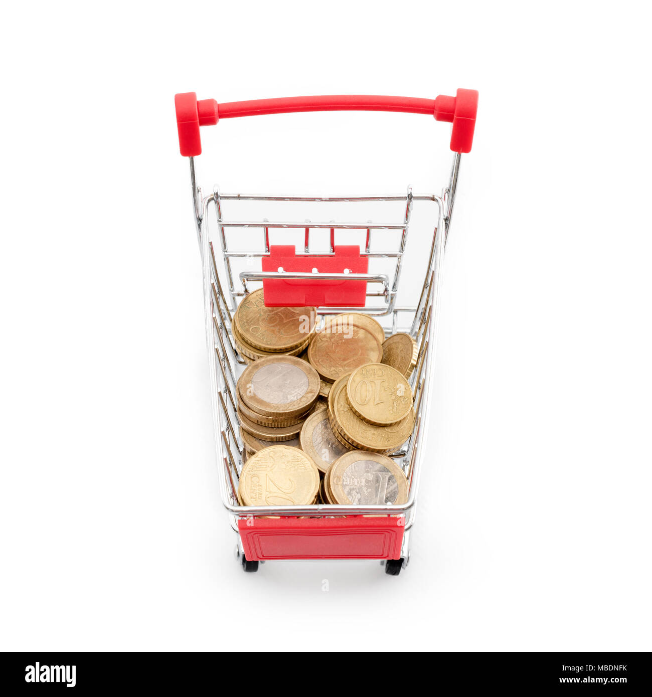 Carrello con le monete in euro in su sfondo bianco. Supermercato shopping, vendita e cash back tema. Copyspace per il testo. Foto Stock