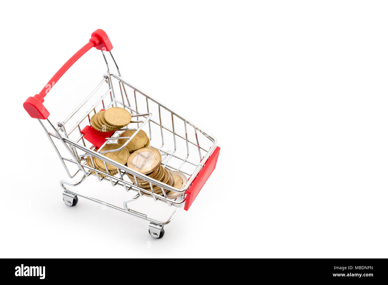 Carrello con le monete in euro in su sfondo bianco. Supermercato shopping, vendita e cash back tema. Copyspace per il testo. Foto Stock