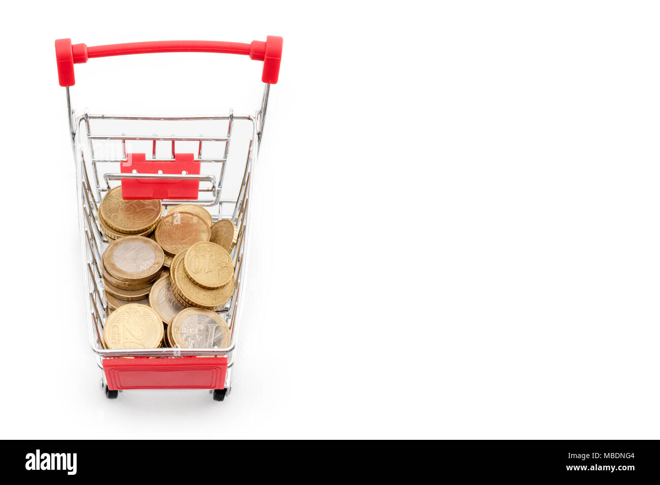 Carrello con le monete in euro in su sfondo bianco. Supermercato shopping, vendita e cash back tema. Copyspace per il testo. Foto Stock