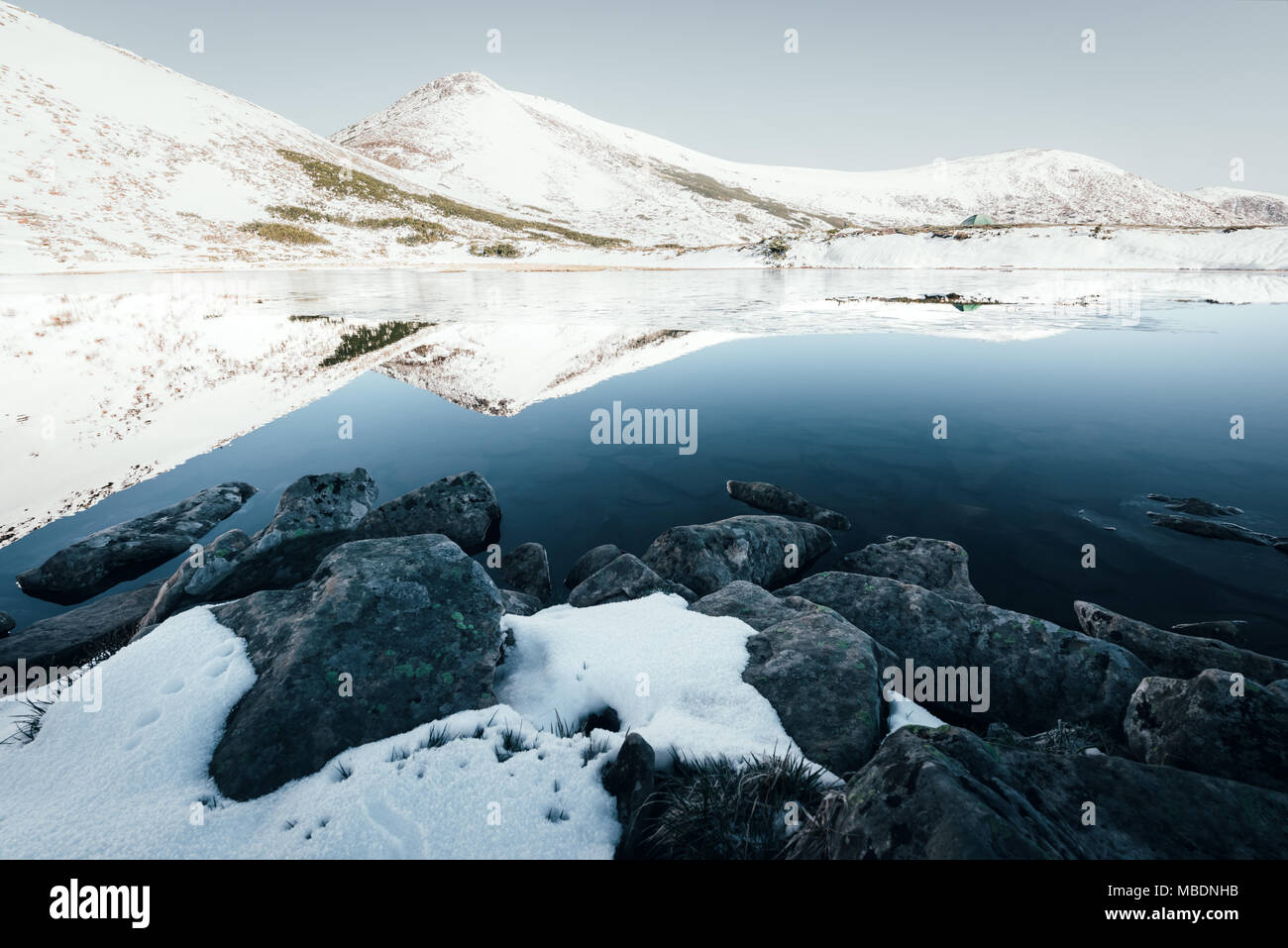 Congelati lago di montagna con blue ice Foto Stock