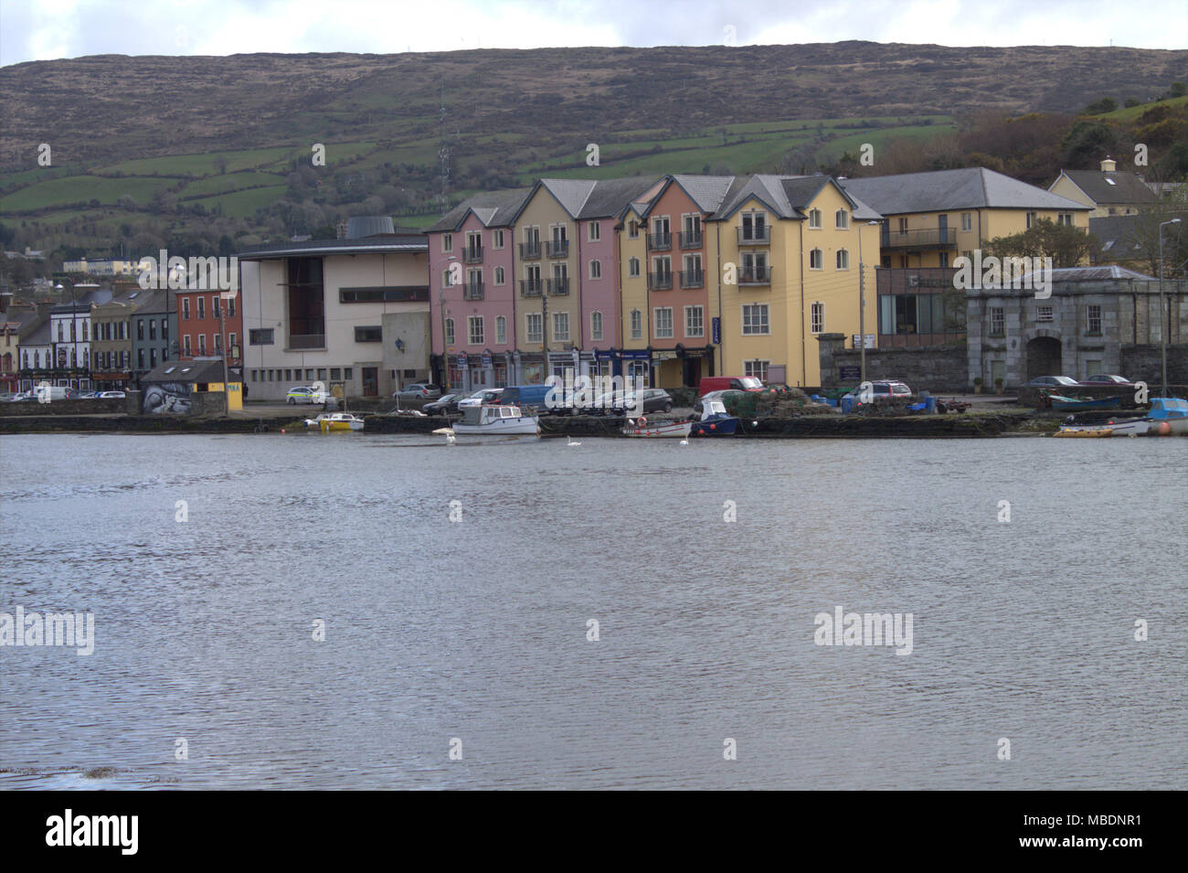 Porto di bantry, West Cork, Irlanda, con multicolore appartamenti e negozi sul lungomare, una meta turistica molto e per vacanza destinazione Foto Stock