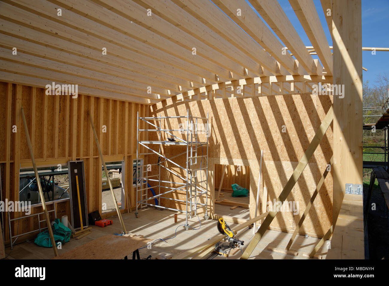 La struttura di legno progetto di costruzione mentre è in corso. Travi  lamellari e in legno di pino di design. Selfbuild edificio Foto stock -  Alamy