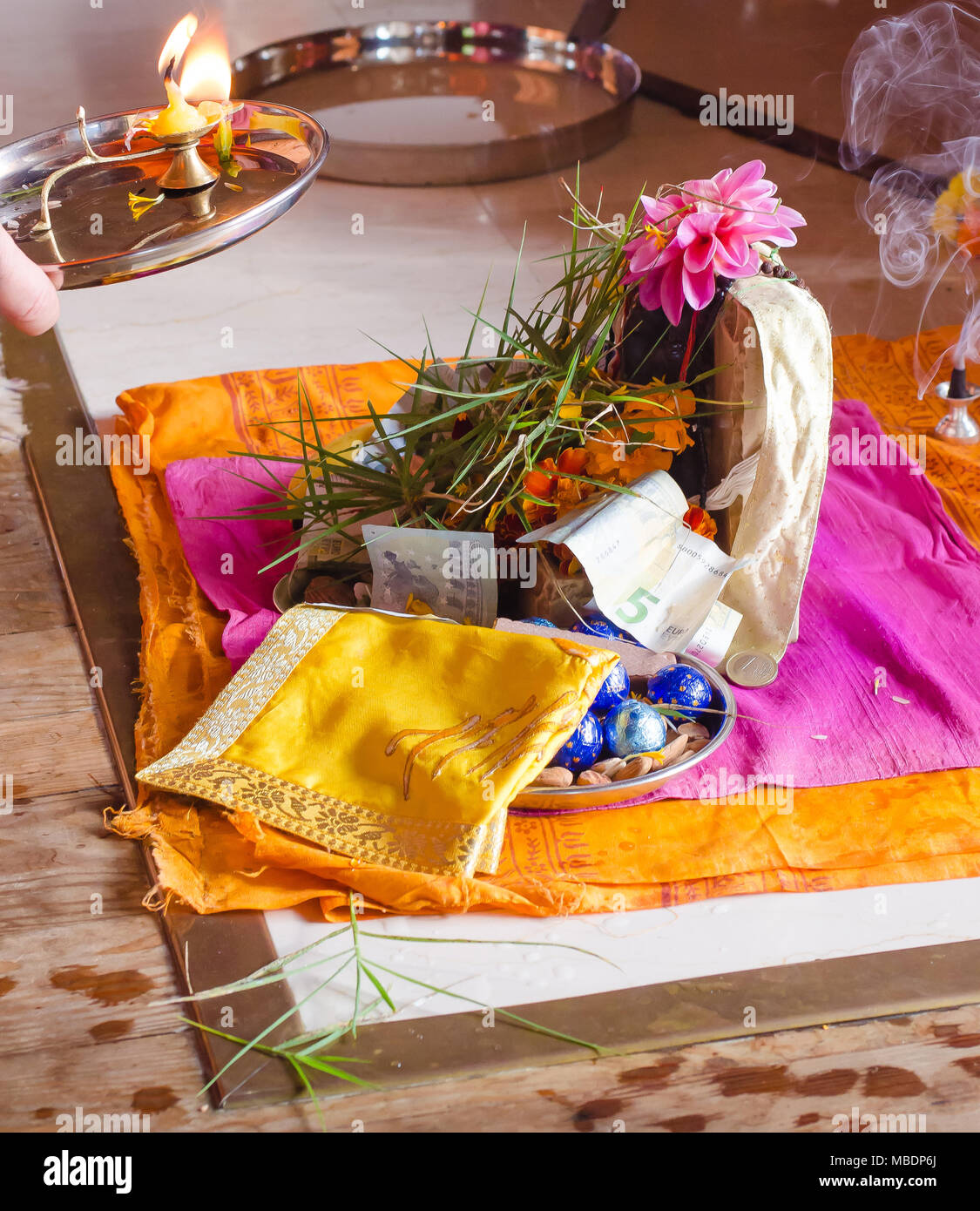 Puja al Signore Ganesh durante il festival di Guru purnima Foto Stock