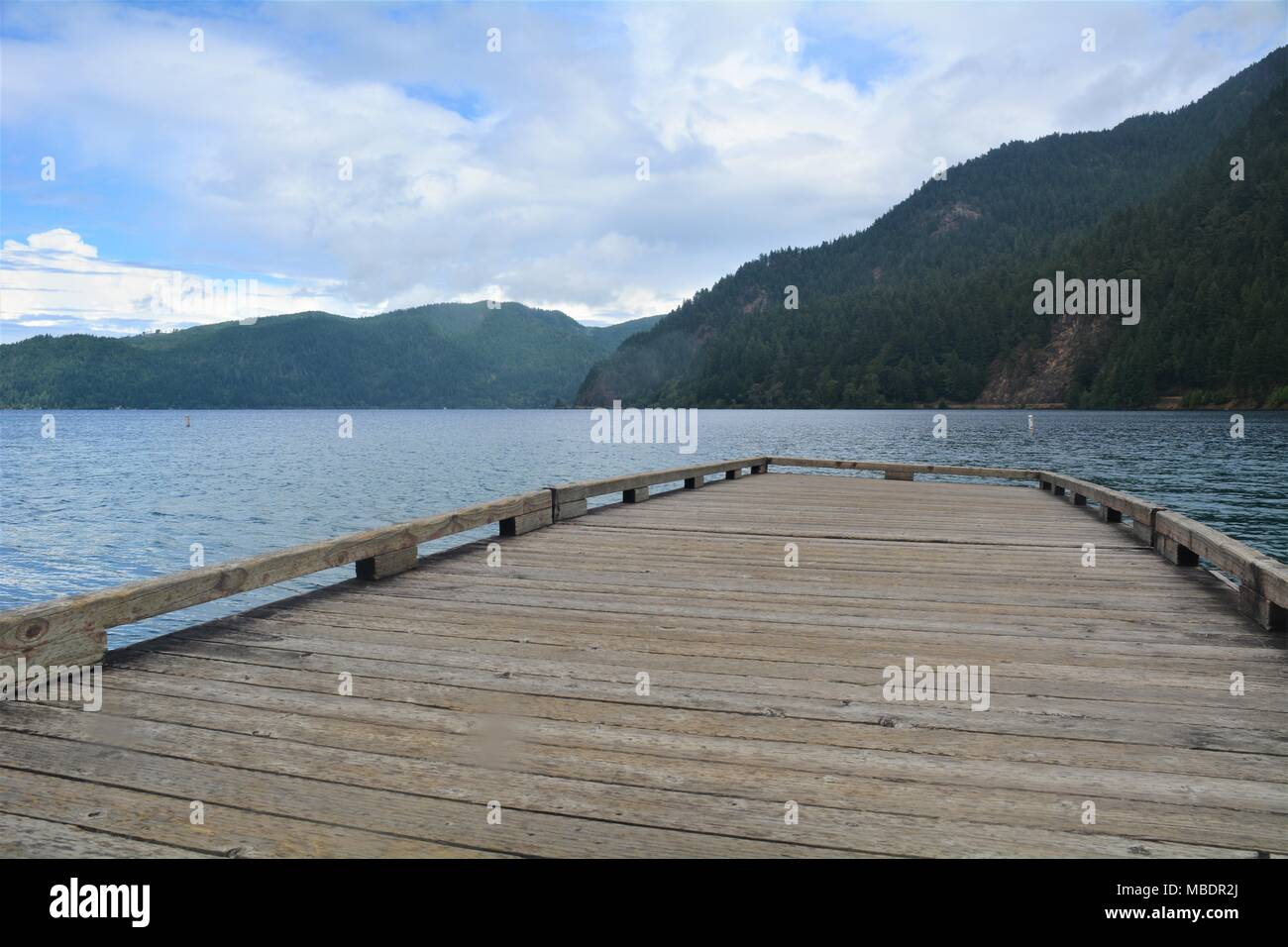 Dock artistico vista sul lago Crecent nel Parco Nazionale di Olympic WASHINGTON, STATI UNITI D'AMERICA Foto Stock