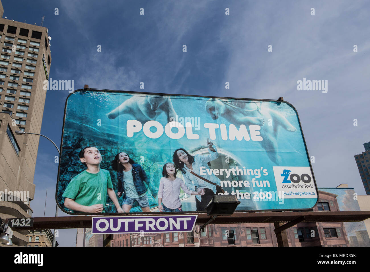 Un Assiniboine Park Zoo annuncio è visto su un media OUTFRONT cartelloni pubblicitari in Winnipeg, Manitoba, venerdì 14 agosto 2015. Foto Stock