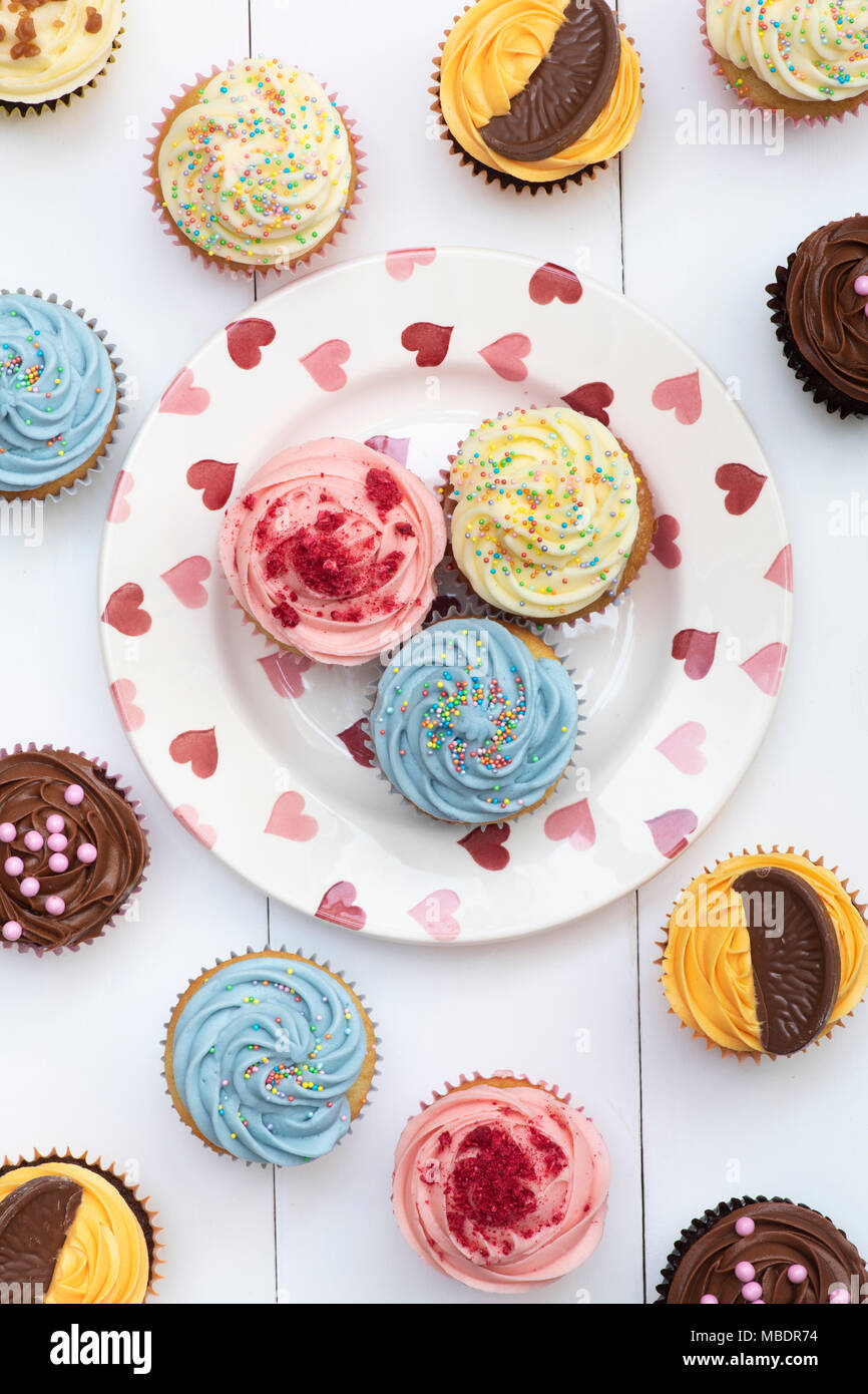 Tortini colorati su un modello cuore modello di piastra Foto Stock