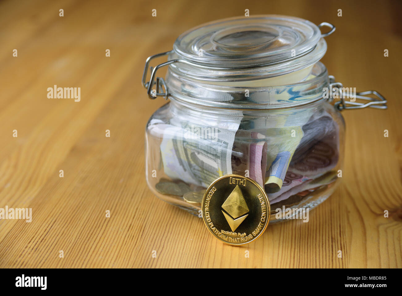 Ethereum moneta messa in denaro vaso pieno di denaro Foto Stock