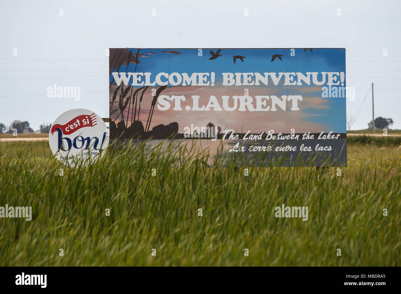 Un segno di driver di benvenuto alla città di Saint-Laurent, Manitoba, mercoledì 12 agosto, 2015. Laurent è una comunità bilingue casa di molti Franco-Man Foto Stock