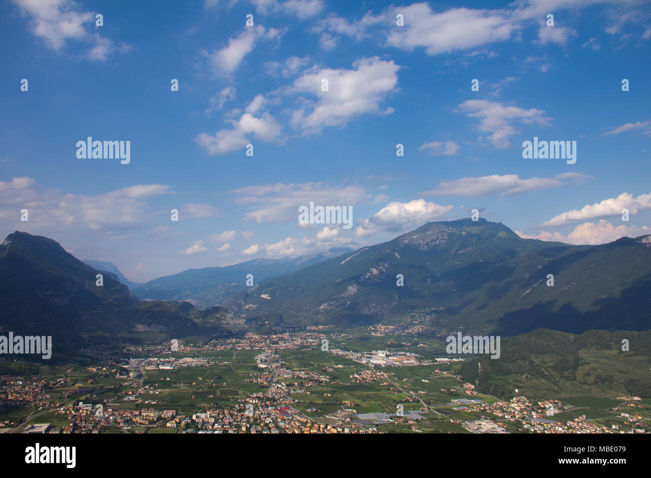 La vista su Riva del Garda, da Santa Barbara Chiesa, Italia Foto Stock