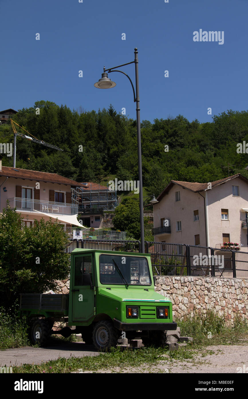 Un piccolo lavoro verde carrello parcheggiato in San Lorenzo, Italia Foto Stock
