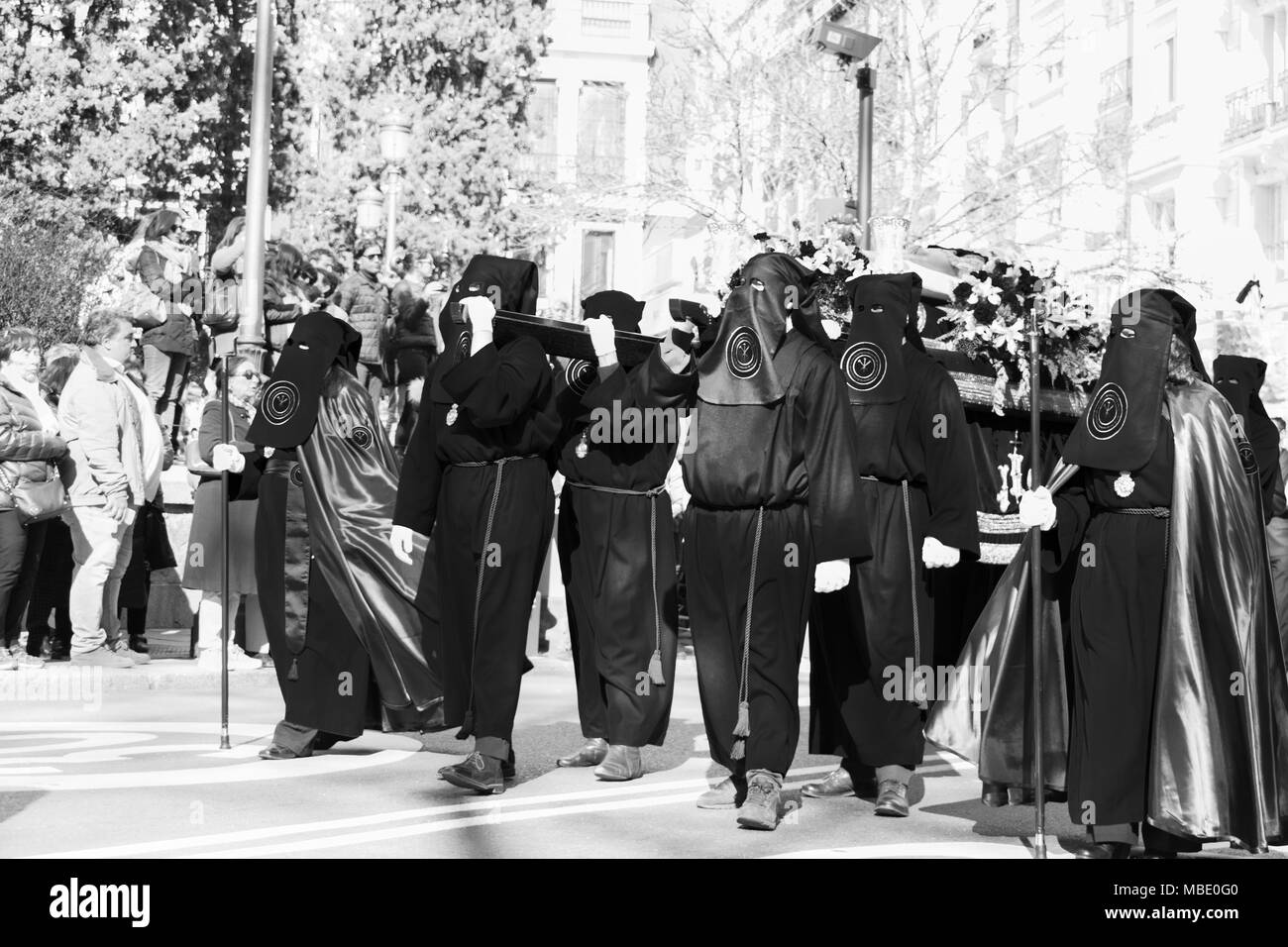 I penitenti portano una effigie di Gesù durante una parata di Pasqua il sabato santo, Semana Santa (Pasqua) parate, Madrid, Spagna, 2018. In bianco e nero Foto Stock