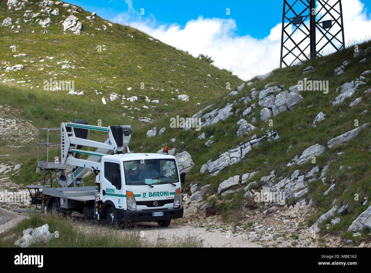 La manutenzione di un veicolo in marcia sul Monte Baldo, Italia Foto Stock