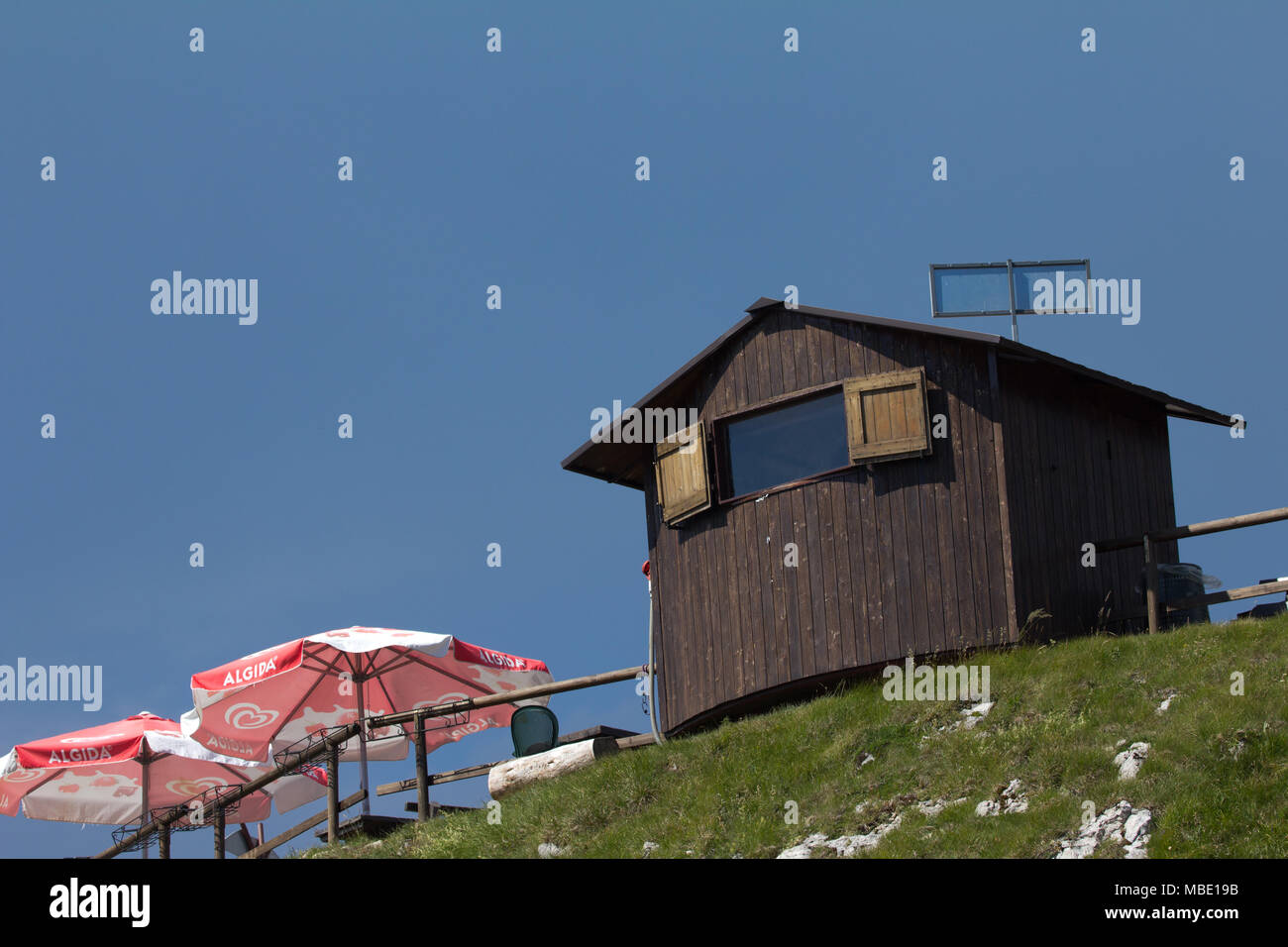 Piccolo cafe rifugio sulla cima del Monte Baldo, Italia Foto Stock