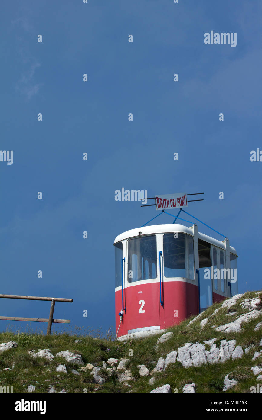 Un vecchio cavo rosso auto viene utilizzato come un elemento di visualizzazione vicino al cafè sulla sommità del Monte Baldo Foto Stock